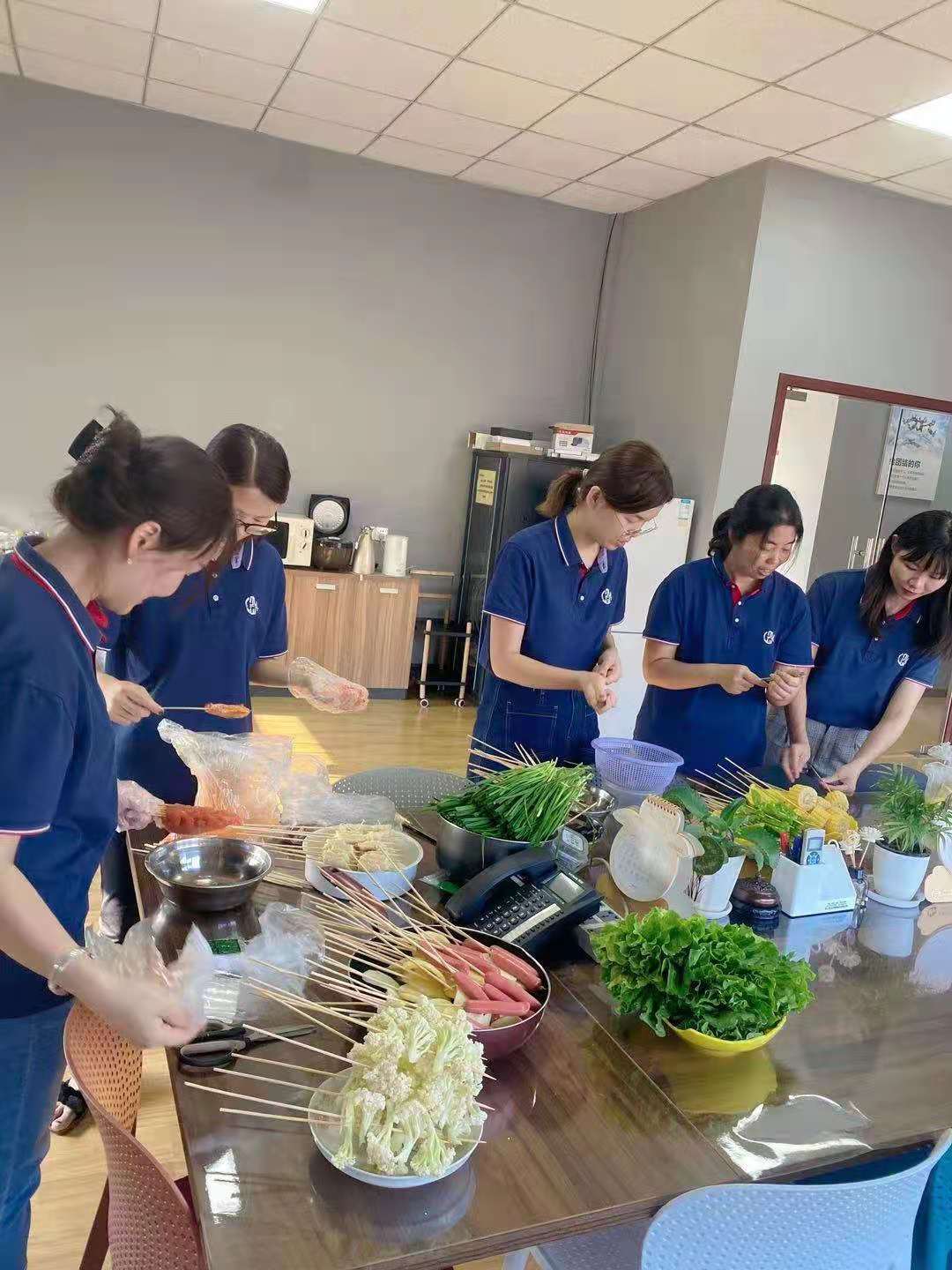 領導生日宴，公司組織燒烤活動
