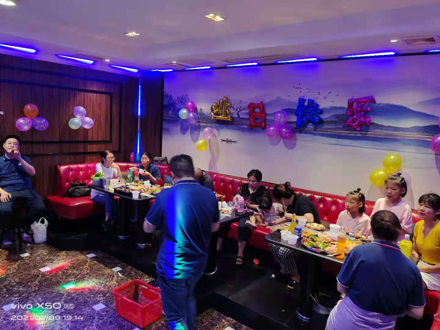 員工生日?qǐng)F(tuán)康聚餐唱歌