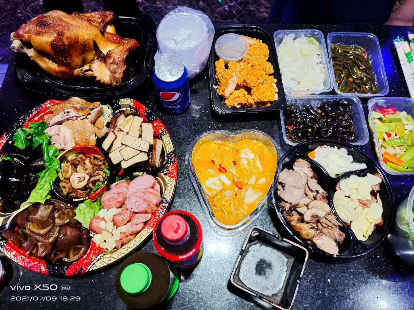 員工生日?qǐng)F(tuán)康聚餐唱歌