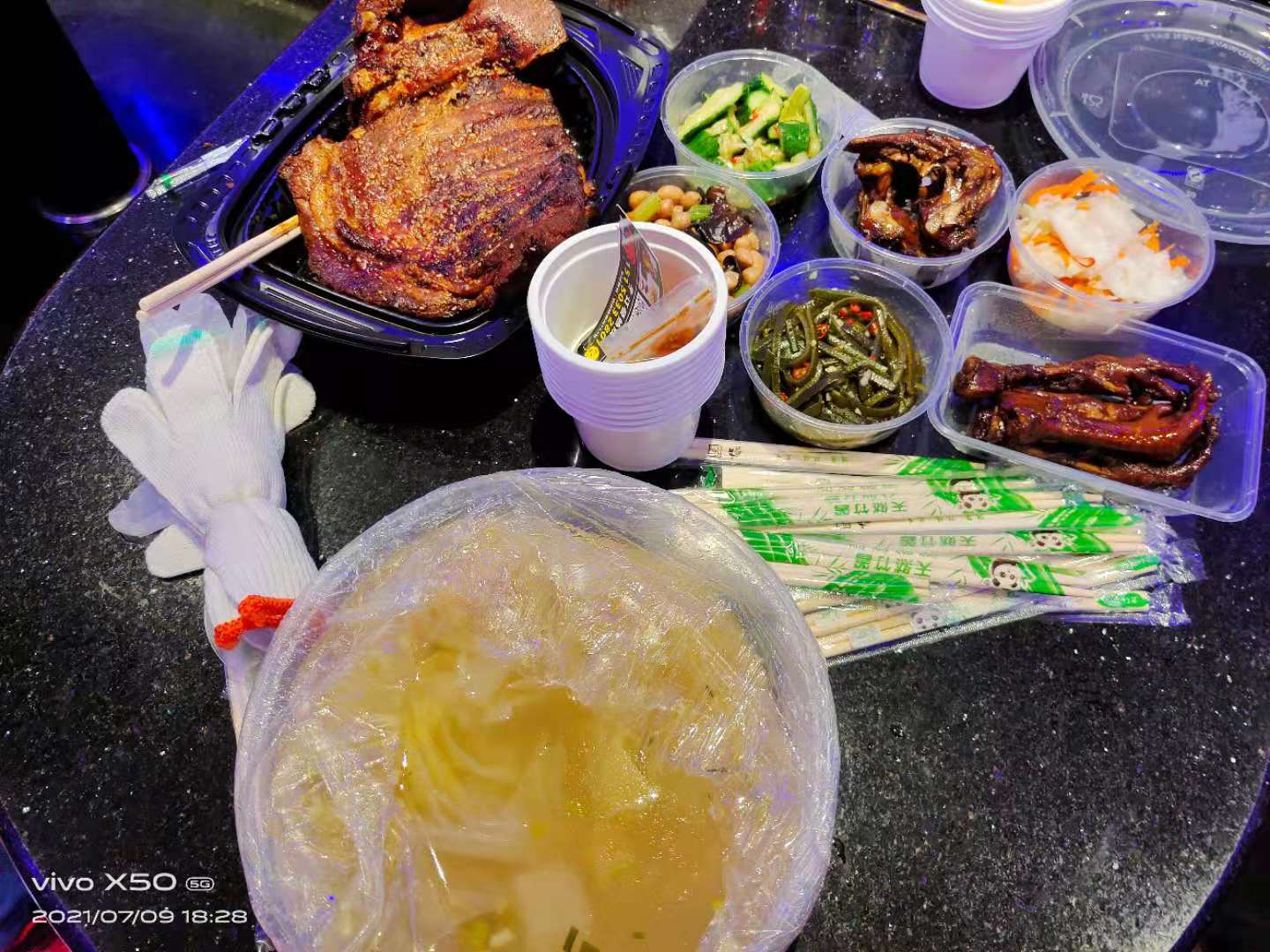 員工生日?qǐng)F(tuán)康聚餐唱歌